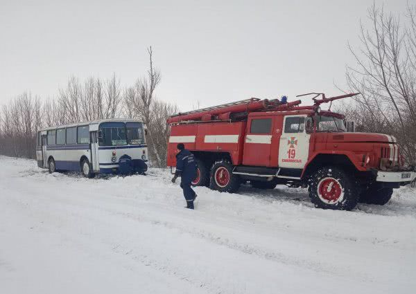 Скадовські рятувальники витягли з снігового замету рейсовий автобус
