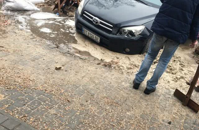 В Херсоне автомобиль провалился под асфальт