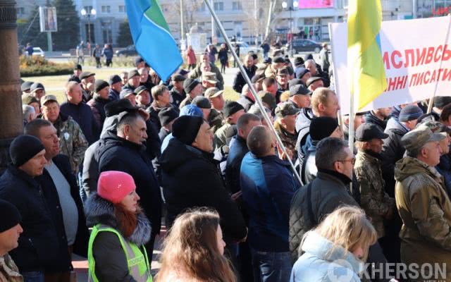 Под стенами херсонской облгосадминистрации масштабный митинг