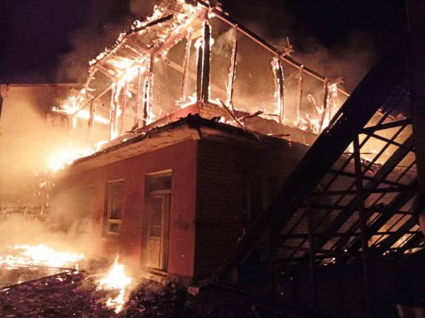 У Херсоні пожежні ліквідували займання у двоповерховій покинутій будівлі