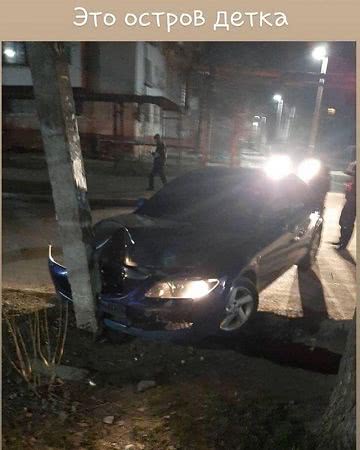 В Херсоне "пьяный малолетка" врезался на иномарке в столб