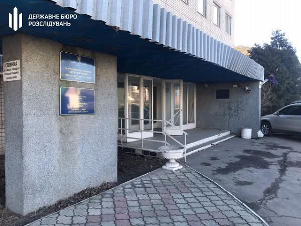 350 тыс. гривен убытков из пропуск судов без уплаты пошлины - херсонскому таможеннику сообщили о подозрении
