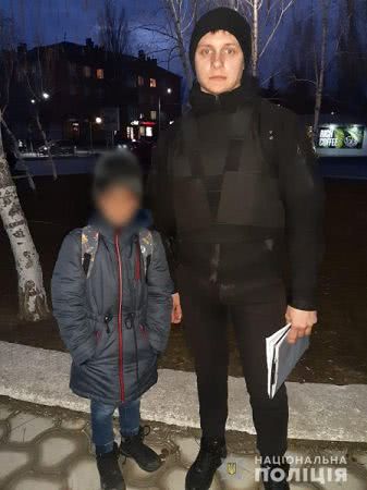 У Новій Каховці ювенальні поліцейські розшукали 7-річного хлопчика, який після школи не повернувся додому