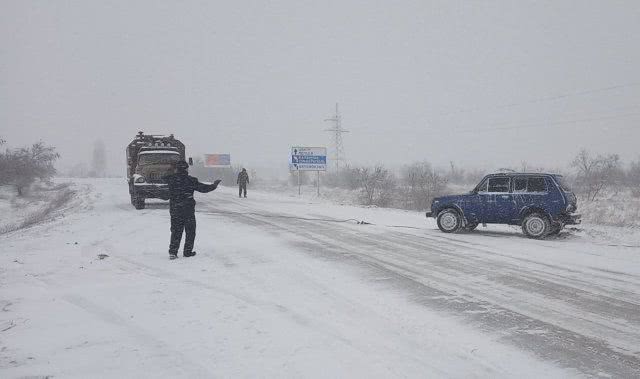 На Херсонщине за двое суток спасатели вытащили из заносов 75 транспортных средств, убрали 20 деревьев