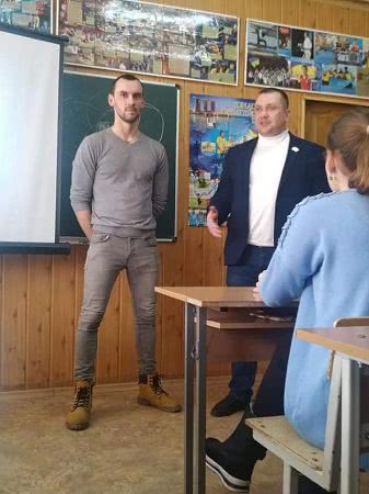 Херсонские студенты встретились с рекордсменом, который планирует плыть из Одессы в Стамбул