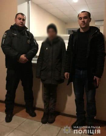 Дівчинку, що вигнали на вулицю, рятували поліцейські