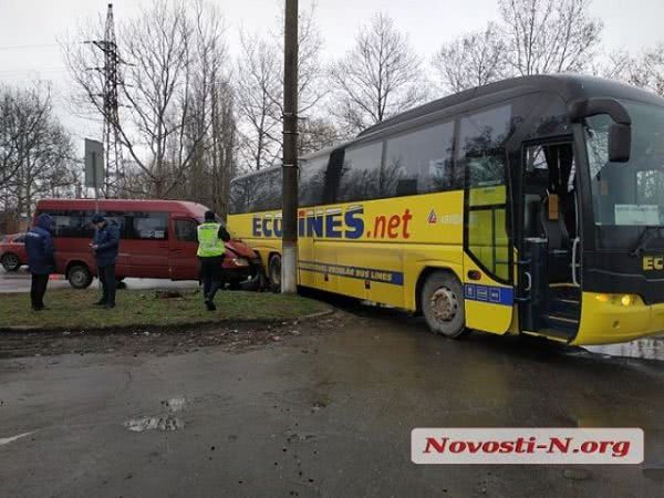 Пять человек пострадали при аварии херсонского автобуса в Николаеве