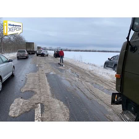 Между Каховкой и Олешками с трассы слетели в кювет грузовик и внедорожник