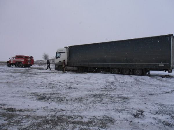 На Херсонщине спасатели продолжают вытаскивать авто из сугробов и кюветов