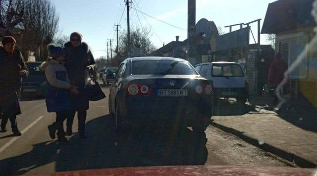Возле Генического рынка водители массово паркуются с нарушением ПДД