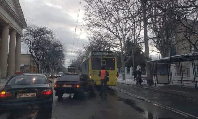 В центре Херсона легковой автомобиль столкнулся с троллейбусом