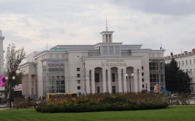 Что не так с фонарями кинотеатра "Украина" в Херсоне