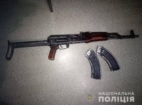 На Херсонщині поліцейські вилучили у 45-річного чоловіка автомат і 75 набоїв до нього