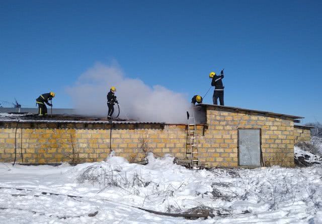 В Каховском районе тушили пожар складского помещения