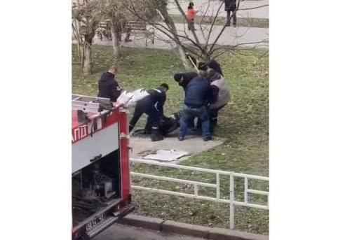 В центре Херсона мертвеца нашли: на бульваре Мирном из люка достали