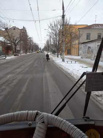 Водитель троллейбуса призвала пешеходов не выходить на дорогу даже несмотря на гололед