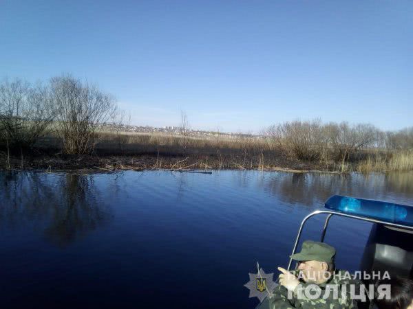 Працівники водної поліції допомогли в ліквідації загоряння очерету в Херсонській області