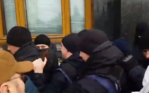 "Аваков - черт": под ОП произошли стычки на акции за отставку главы МВД