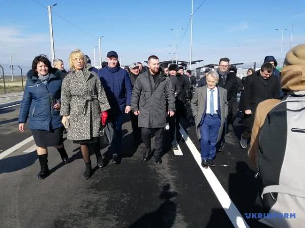 Депутаты прибыли в Чонгар на выездное заседание комитета ВР