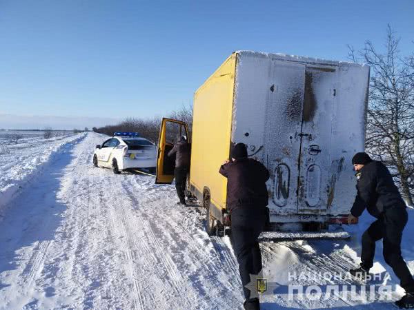 Ивановские полицейские помогли водителю микроавтобуса выбраться из кювета