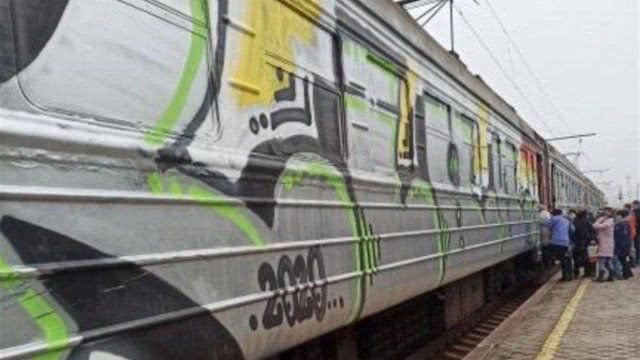 В Новоалексеевке неизвестные разрисовали вагоны электрички