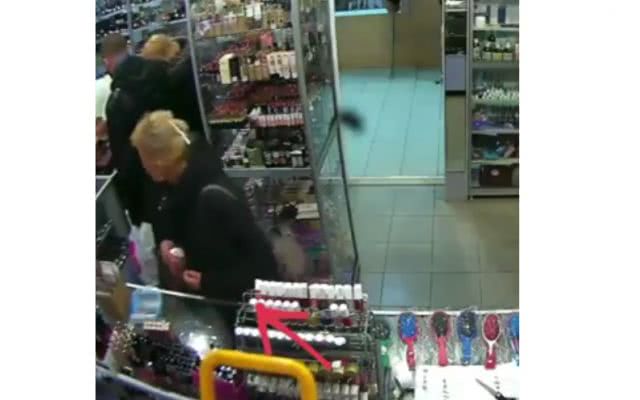 В Херсоне воровка попалась на камеру наблюдения магазина