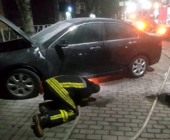 У Херсоні рятувальники ліквідували загорання автівки
