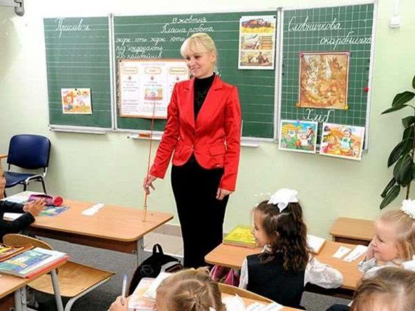 Зарплаты учителей будут уменьшаться, а нагрузка на них расти – эксперт