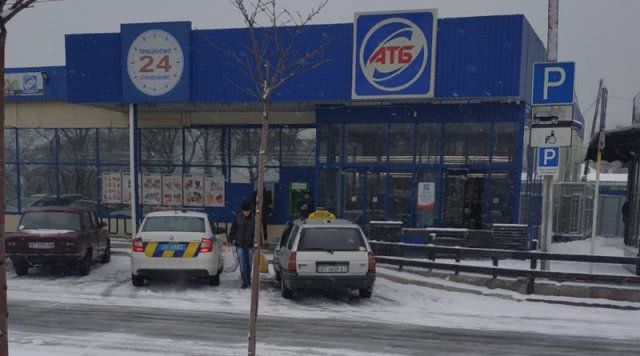 Генические патрульные припарковали свой автомобиль на местах для инвалидов