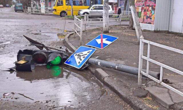 В Херсоне из-за непогоды упал светофор