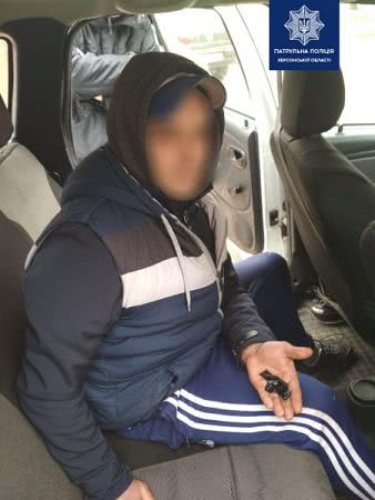 Херсонські патрульні затримали чергового ймовірного «закладчика»