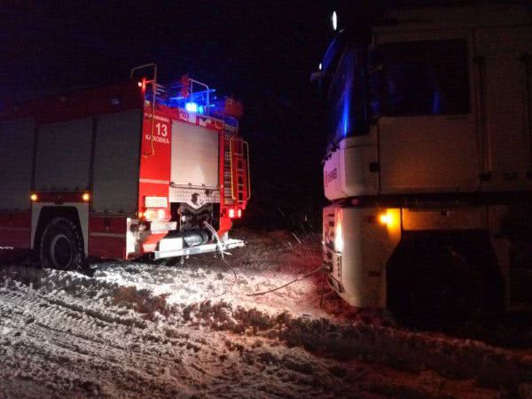 Каховські рятувальники надали допомогу водіям під час затору на автошляху