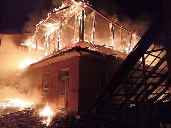 В Херсоне горело двухэтажное заброшенное здание