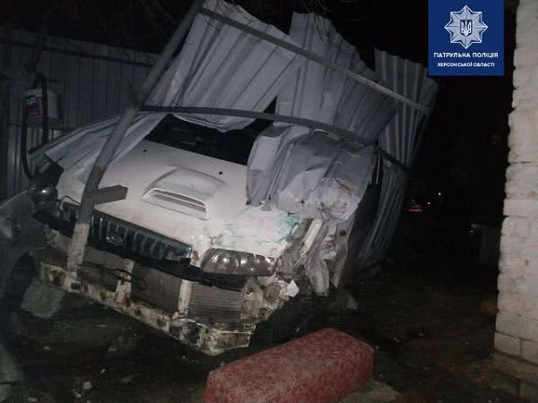 Пьяный херсонец на микроавтобусе устроил ДТП и влетел в забор