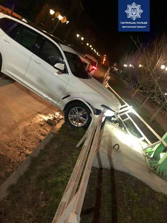 В центре Херсона пьяный водитель на BMW въехал в ограждение