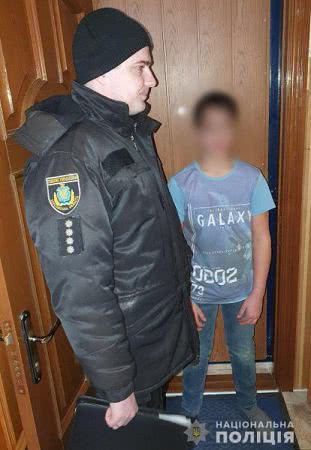 У Херсоні ювенальні поліцейські повернули додому 13-річного хлопця, який всю ніч гуляв з другом