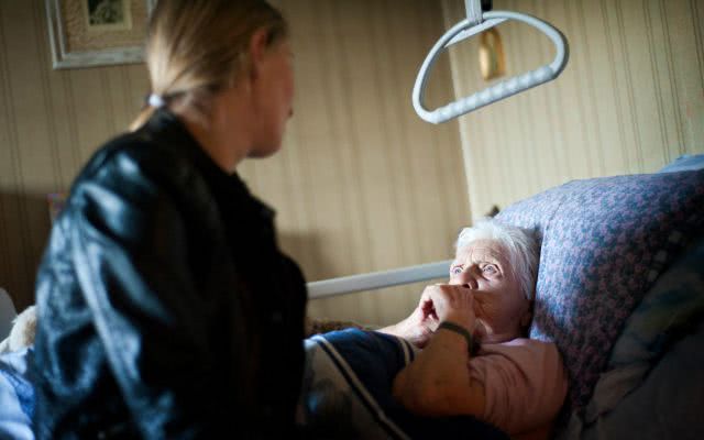 Пыталась уползти от огня: в масштабном пожаре сгорела лежачая больная из Казачьих Лагерей