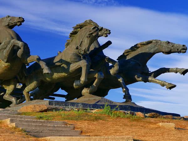 На Херсонщине активисты провели субботник у «Легендарной тачанки»