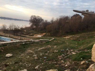 В Херсоне с пляжа мешками вывозят песок В Херсоне с пляжа мешками вывозят песок