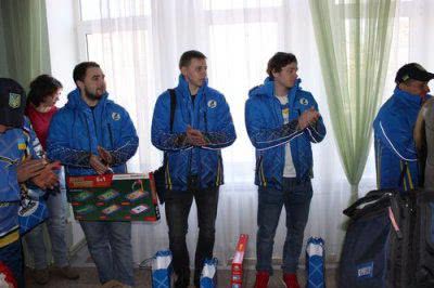 Болельщики и хоккеисты передали подарки учащимся школы-интерната 