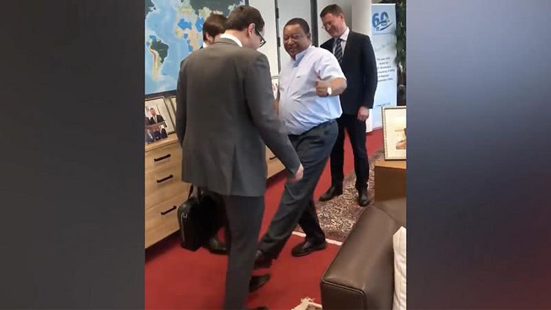 Генеральный секретарь ОПЕК Мухаммед Баркиндо показал новый способ приветствия