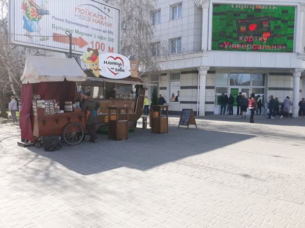 От кваса до блинов - на каком  основании "эволюционирует" МАФ на центральной площади Херсона?
