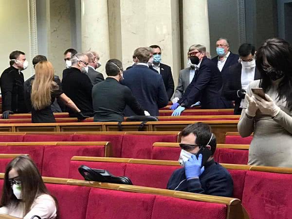 Нардепы пришли в спецкостюмах и масках