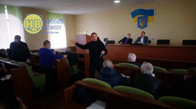 Сессия Генического райсовета началась с атаки на Андрея Евстратова