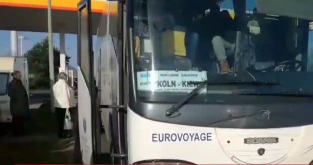 Автобус с украинцами застрял на немецко-польской границе из-за коронавируса