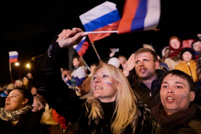 Жизнь крымчан в аннексии: тихая "война" с россиянами и мечты об украинском безвизе