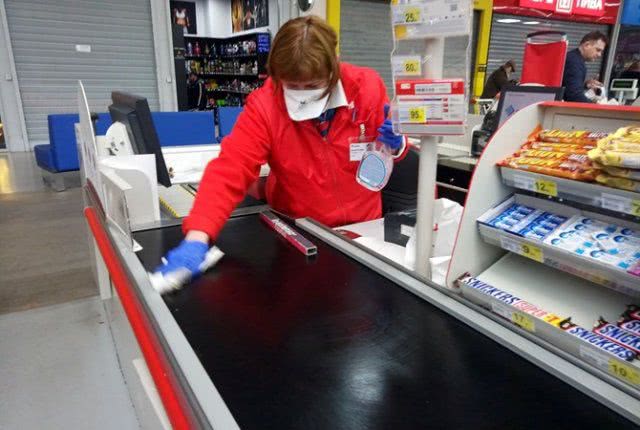 Продуктовые хроники карантина: вслед за гречкой народ сметает сардины