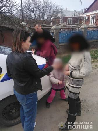 У Херсоні поліцейські врятували 6-річну дівчинку, яку мати на вулиці обливала холодною водою