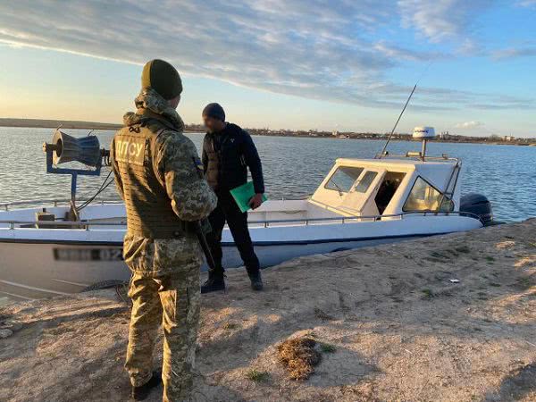 Четверо рыбаков в Черном море пытались скрыться от пограничников