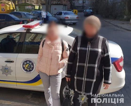 У Херсоні поліцейські допомогли 17-річній дівчині з Вінниччини, яка не могла дістатися до бабусі
